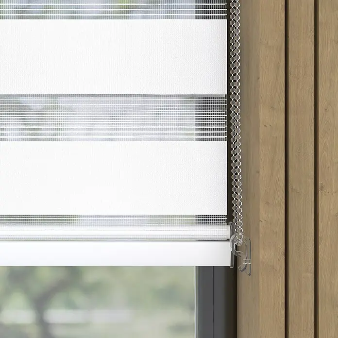Expo Ambiente Doppelrollo mit KassetteB x H: 90 x 130 cm, Weiß, Tageslichtdurchlässig - Nahaufnahme einer weißen Doppelrollo, die am Fenster befestigt ist, mit einem Kettenzug zum Anpassen des Lichts.
