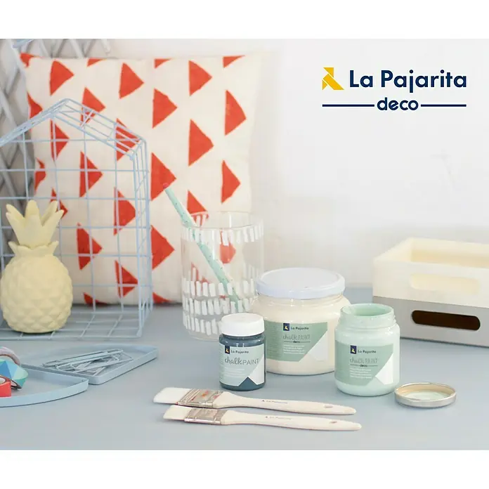 La Pajarita Pintura de tiza Chalk Paint - Vintage, 175 ml, Mate - Primer plano de pintura de tiza La Pajarita en varios tonos, rodeada de elementos decorativos sobre una mesa.