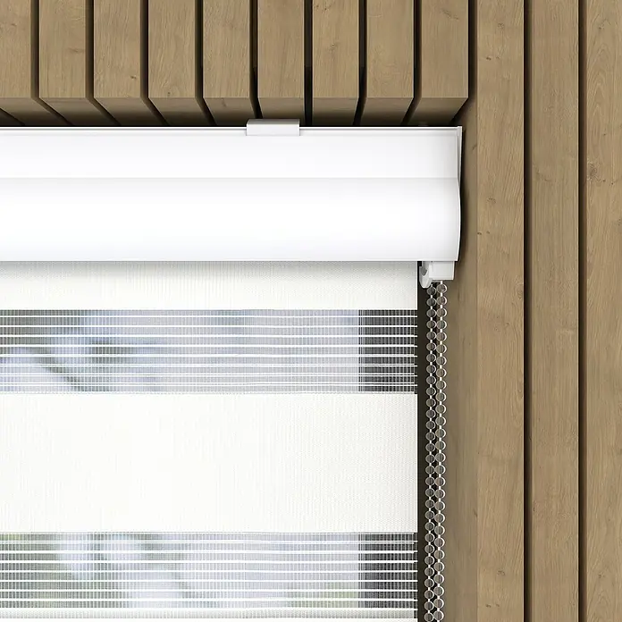 Expo Ambiente Doppelrollo mit Kassette - B x H: 60 x 240 cm, Schneeweiß, Tageslichtdurchlässig - Nahaufnahme einer weißen, horizontal gestreiften Doppelrollo, die ein modernes und elegantes Design für Fensterdekorationen bietet.
