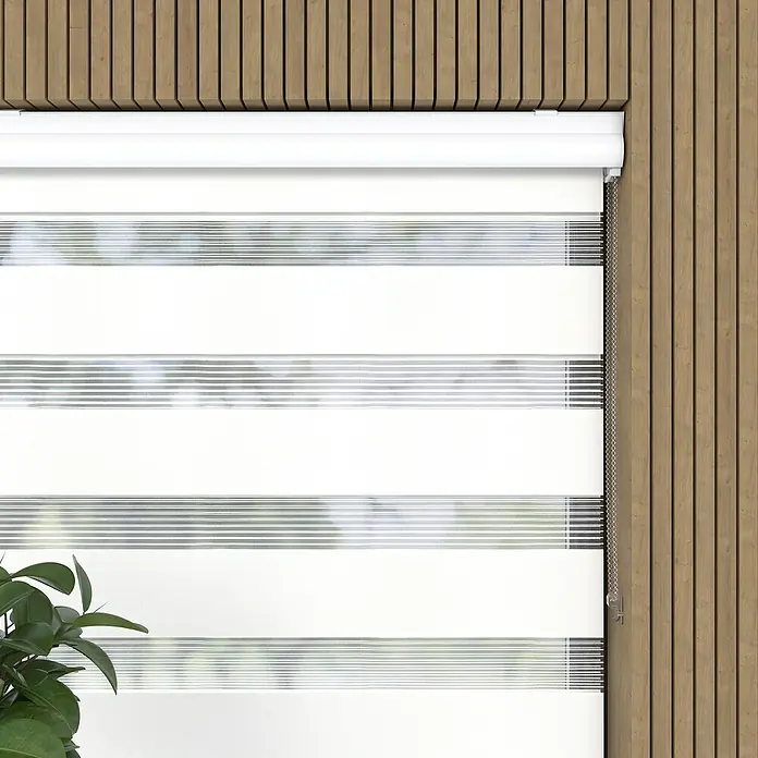 Expo Ambiente Doppelrollo mit Kassette - B x H: 60 x 240 cm, Schneeweiß, Tageslichtdurchlässig - Nahaufnahme einer weißen Doppelrollo mit Holzpaneelen im Hintergrund, die eine moderne Fensterdekoration zeigt.