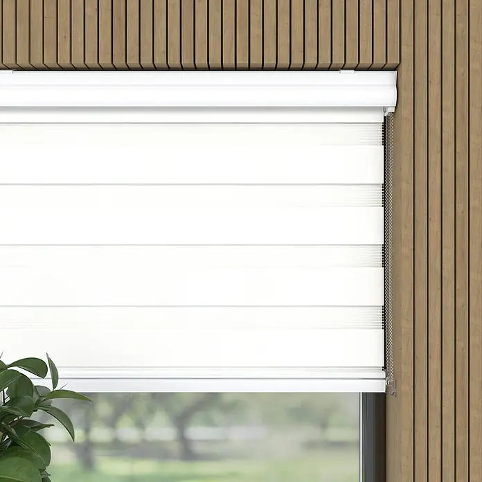 Expo Ambiente Doppelrollo mit Kassette - B x H: 60 x 240 cm, Schneeweiß, Tageslichtdurchlässig - Eine Nahaufnahme eines weißen Duo-Rollos vor einer Holzwand, die eine elegante und moderne Fensterdekoration zeigt.