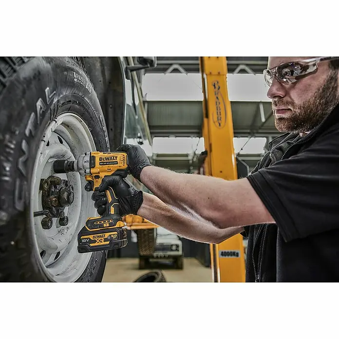 DeWalt XR 18V Llave de impacto de batería DCF891NT - 18 V, Sin batería, 1.084 Nm - Primer plano de la llave de impacto inalámbrica DeWalt que se utiliza para cambiar un neumático, diseñada para un trabajo preciso.