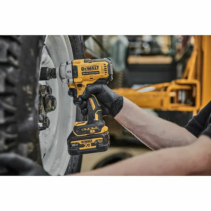 DeWalt XR 18V Llave de impacto de batería DCF891NT - 18 V, Sin batería, 1.084 Nm - Primer plano de una llave de impacto inalámbrica DeWalt XR 18V apretando una tuerca de rueda.