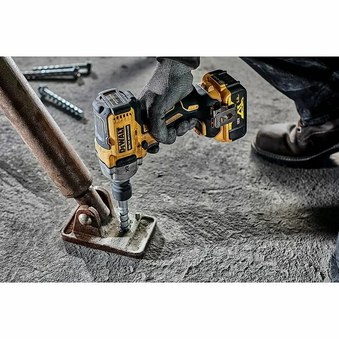 DeWalt XR 18V Llave de impacto de batería DCF891NT - 18 V, Sin batería, 1.084 Nm - Una llave de impacto sin escobillas DeWalt 18V XR en uso, perfecta para tareas de fijación pesadas. Ideal para profesionales y aficionados al bricolaje.