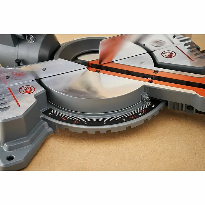 Black+Decker Sierra ingletadora BES702 - 1.500 W, Diámetro hoja de sierra: 216 mm, Número de revoluciones de marcha en vacío: 5.000 r.p.m. - Detalle de una sierra de inglete que muestra su precisión y funcionalidad para proyectos de carpintería.