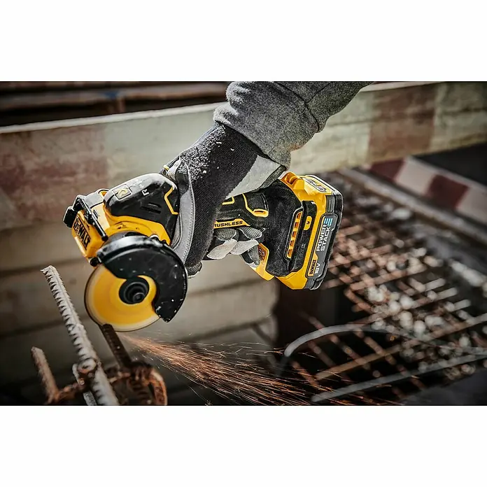 DeWalt XR 18V Amoladora angular de batería DCS438N - 18 V, Sin batería - Primer plano de una amoladora angular DeWalt en acción, cortando metal con chispas.