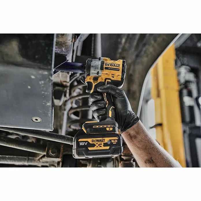 DeWalt XR 18V Akku-Schlagschrauber DCF921N-XJ - 18 V, Ohne Akku, 610 Nm - Der DeWalt Akku-Schlagschrauber XR Brushless mit 18V und 5.0 Ah Akku wird bei Reparaturarbeiten an einem Fahrzeug eingesetzt.