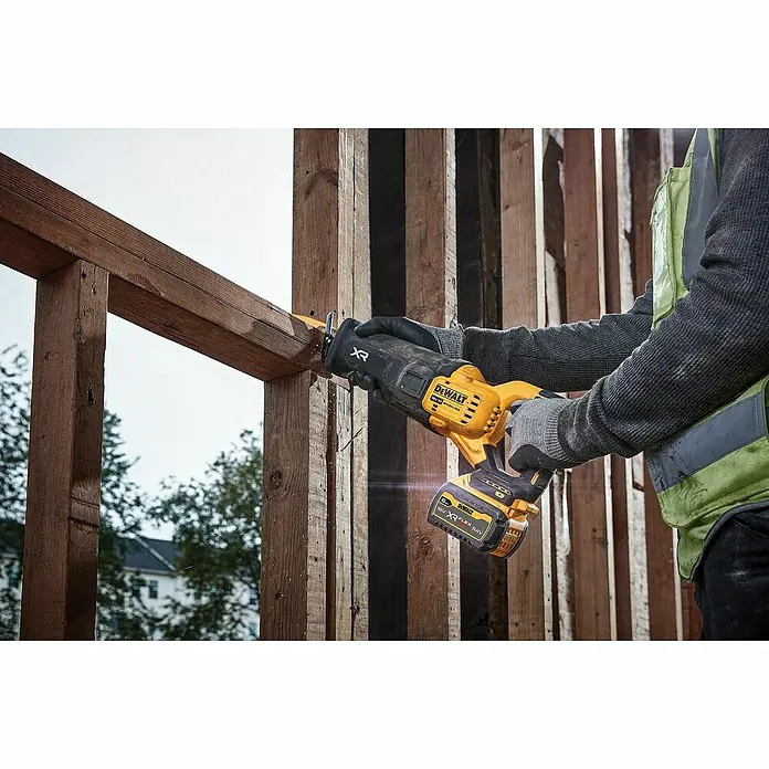 DeWalt XR 18V Sierra de sable de batería DCS386NT - 18 V, Iones de litio, Sin batería, Número de carreras marcha en vacío: 0 /min - 3.000 /min - Sierra de vaivén inalámbrica DEWALT XR en uso cortando madera, ideal para trabajos de construcción y renovación.