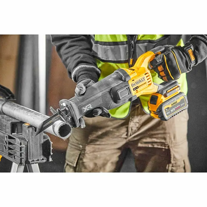 DeWalt XR 18V Sierra de sable de batería DCS386NT - 18 V, Iones de litio, Sin batería, Número de carreras marcha en vacío: 0 /min - 3.000 /min - Un trabajador corta una tubería con una sierra de sable inalámbrica DEWALT. La herramienta es amarilla y negra, con una batería XR Flexvolt.