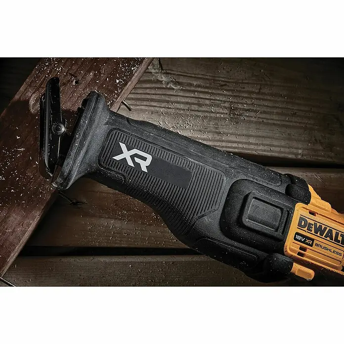 DeWalt XR 18V Sierra de sable de batería DCS386NT - 18 V, Iones de litio, Sin batería, Número de carreras marcha en vacío: 0 /min - 3.000 /min - La imagen muestra una sierra de vaivén Dewalt XR cortando un trozo de madera. La sierra es negra y amarilla.