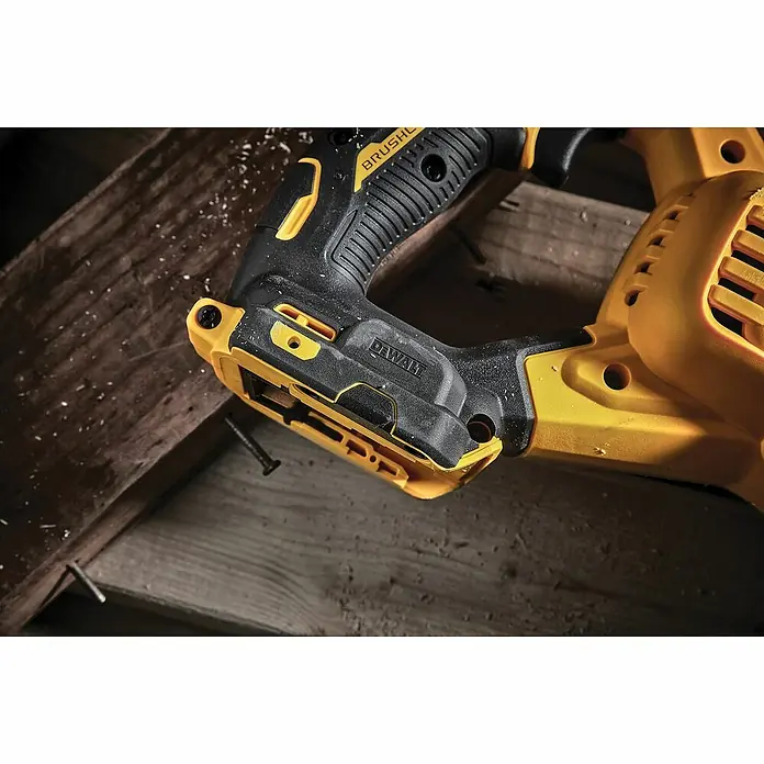 DeWalt XR 18V Sierra de sable de batería DCS386NT - 18 V, Iones de litio, Sin batería, Número de carreras marcha en vacío: 0 /min - 3.000 /min - Primer plano de una herramienta eléctrica DeWalt amarilla y negra sobre una superficie de madera, destacando la marca y el diseño sin escobillas.