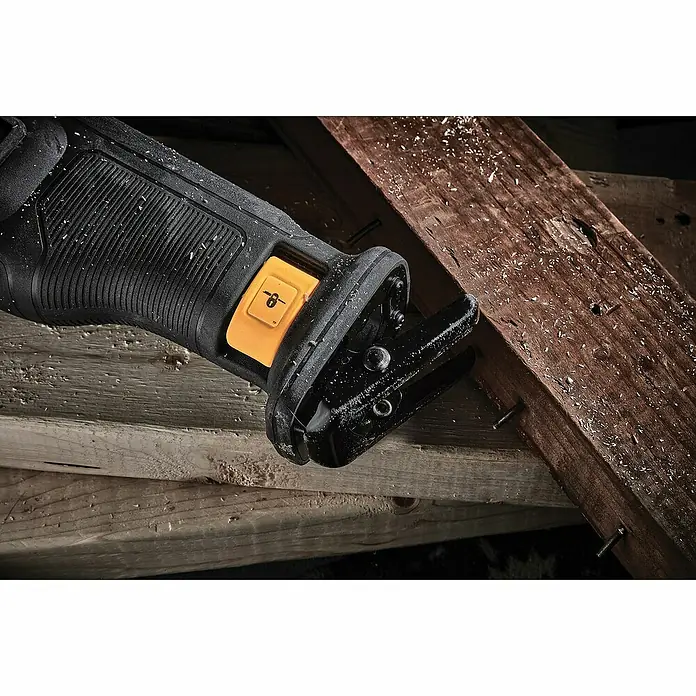 DeWalt XR 18V Sierra de sable de batería DCS386NT - 18 V, Iones de litio, Sin batería, Número de carreras marcha en vacío: 0 /min - 3.000 /min - Primer plano de una sierra de vaivén DeWalt cortando un trozo de madera con aserrín volando.