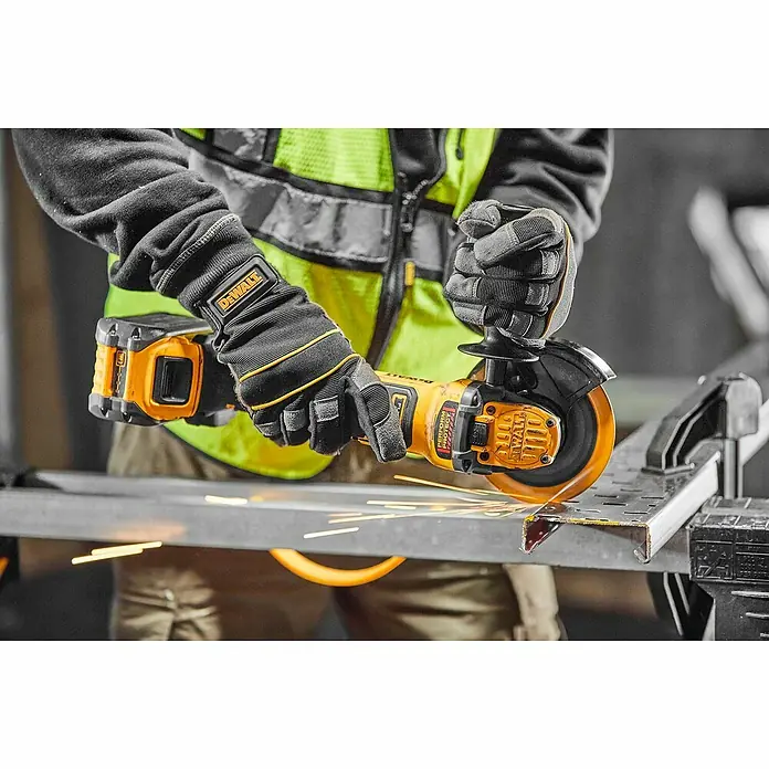 DeWalt XR 18V Amoladora angular de batería DCG409NT - 18 V, Sin batería - Una amoladora angular DeWalt en acción, cortando metal y creando chispas. Herramienta profesional para comerciantes.