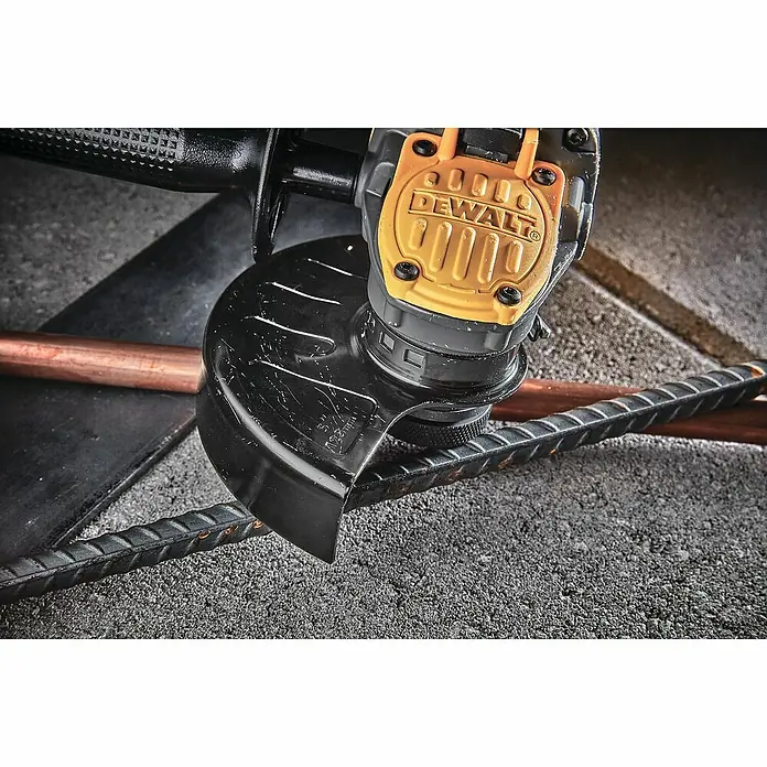 DeWalt XR 18V Amoladora angular de batería DCG409NT - 18 V, Sin batería - Primer plano de una amoladora angular DeWalt cortando metal, conocida por su potencia y durabilidad en la construcción.