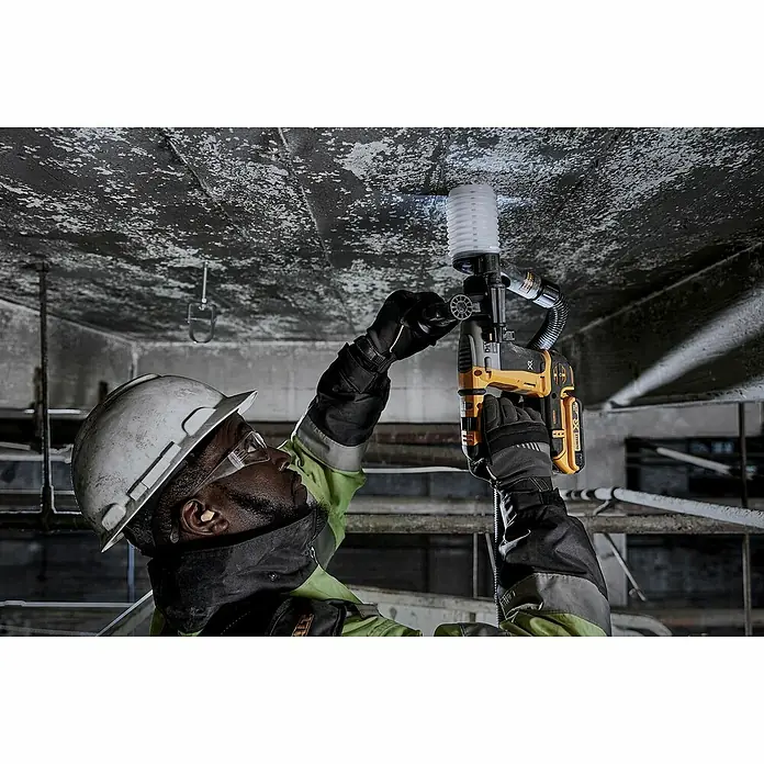 DeWalt XR 18V Martillo combinado de batería DCH172NT - 18 V, Sin batería, 1,4 J - Un trabajador de la construcción utiliza un taladro inalámbrico DeWalt con aspiración de polvo para perforar un techo.