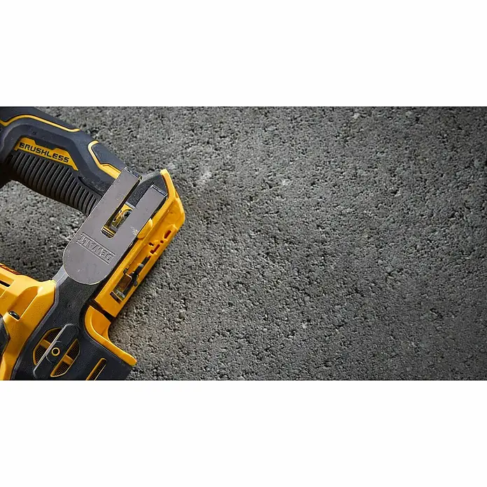 DeWalt XR 18V Martillo combinado de batería DCH172NT - 18 V, Sin batería, 1,4 J - Primer plano de una grapadora eléctrica DeWalt amarilla y negra sobre una superficie de hormigón gris, destacando la marca y el diseño sin escobillas.