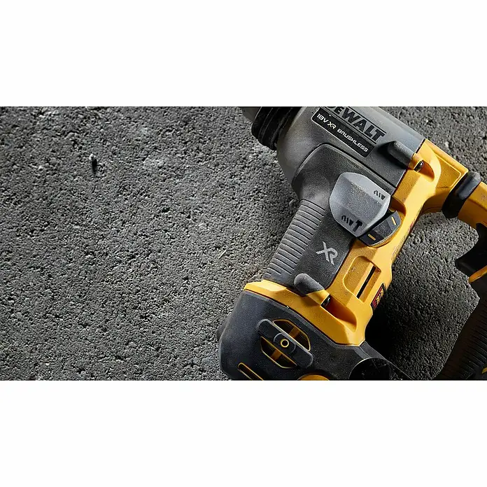 DeWalt XR 18V Martillo combinado de batería DCH172NT - 18 V, Sin batería, 1,4 J - Primer plano de una llave de impacto DeWalt 18V XR Brushless amarilla y negra sobre una superficie de hormigón, que proporciona potencia profesional.