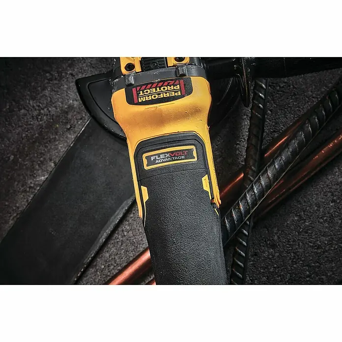 DeWalt XR 18V Amoladora angular de batería DCG409T1 - 1 batería, 6 Ah - Primer plano de una amoladora angular FLEXVOLT amarilla y negra, que destaca su diseño ergonómico y construcción robusta.