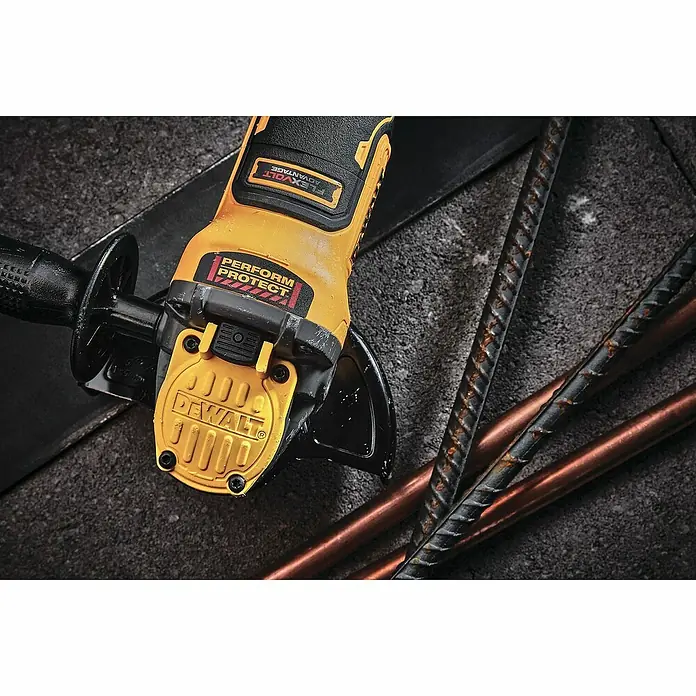 DeWalt XR 18V Amoladora angular de batería DCG409T1 - 1 batería, 6 Ah - Primer plano de una amoladora angular amarilla DeWalt con mango negro, utilizada para cortar metal y realizar tareas.