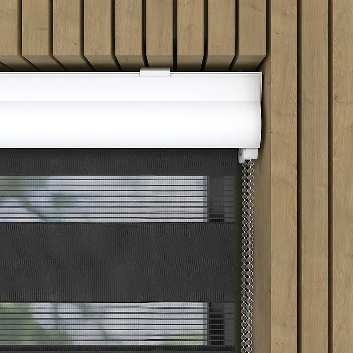 Expo Ambiente Doppelrollo mit KassetteB x H: 200 x 175 cm, Schwarz, Tageslichtdurchlässig - Nahaufnahme einer modernen Doppelrollo-Jalousie mit abwechselnd transparenten und blickdichten Streifen.