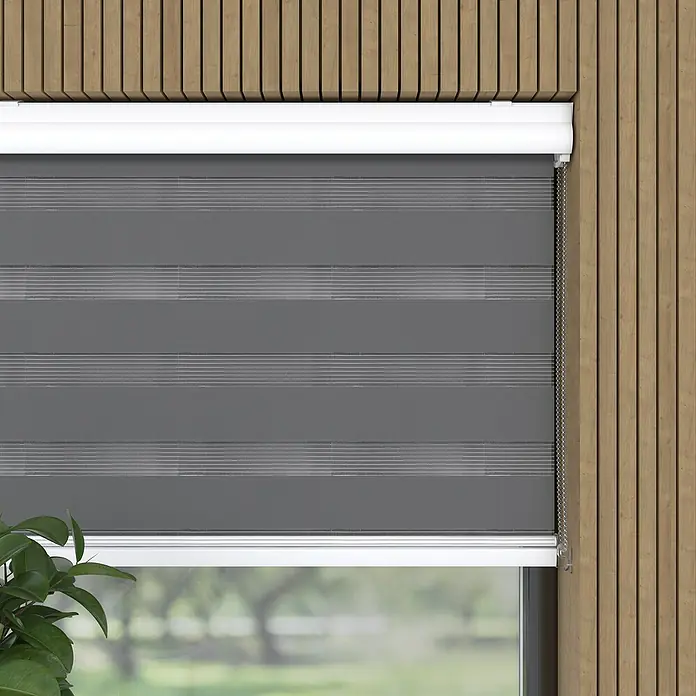 Expo Ambiente Doppelrollo mit Kassette - B x H: 40 x 175 cm, Grau, Tageslichtdurchlässig - Nahaufnahme einer grauen, horizontal gestreiften Duo-Rollos mit einer weißen Kassette vor einem Holzhintergrund.