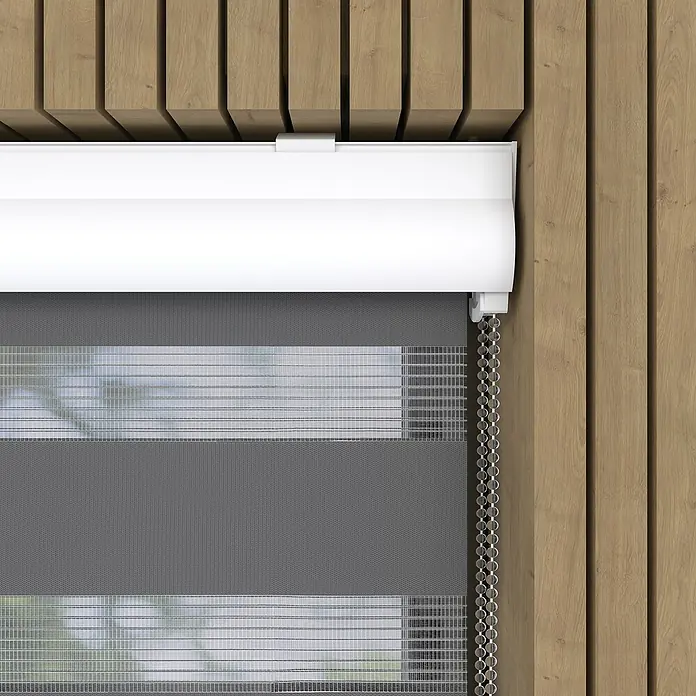 Expo Ambiente Doppelrollo mit Kassette - B x H: 120 x 175 cm, Grau, Tageslichtdurchlässig - Nahaufnahme einer grauen Doppelrollo, die an einer Holzwand montiert ist und ein modernes und stilvolles Design aufweist.