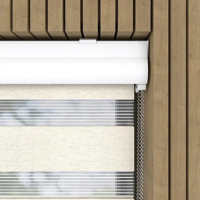 Expo Ambiente Doppelrollo mit Kassette - B x H: 110 x 175 cm, Leinen, Tageslichtdurchlässig - Nahaufnahme eines Duo-Rollos mit abwechselnd transparenten und blickdichten Streifen. Das Rollo ist in einem modernen Raum mit Holzverkleidung montiert.
