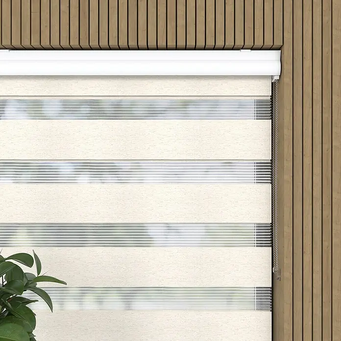Expo Ambiente Doppelrollo mit Kassette - B x H: 110 x 175 cm, Leinen, Tageslichtdurchlässig - Nahaufnahme einer Fensterjalousie mit beigen und transparenten Streifen vor einer hölzernen Wand.