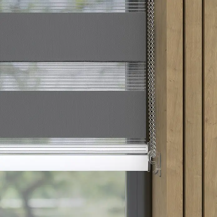 Expo Ambiente Doppelrollo mit Kassette - B x H: 40 x 175 cm, Grau, Tageslichtdurchlässig - Graue Doppelrollos mit Kettenzug vor einem Fenster und einer Holzwand. Das Rollo bietet sowohl Sichtschutz als auch Lichteinfall.