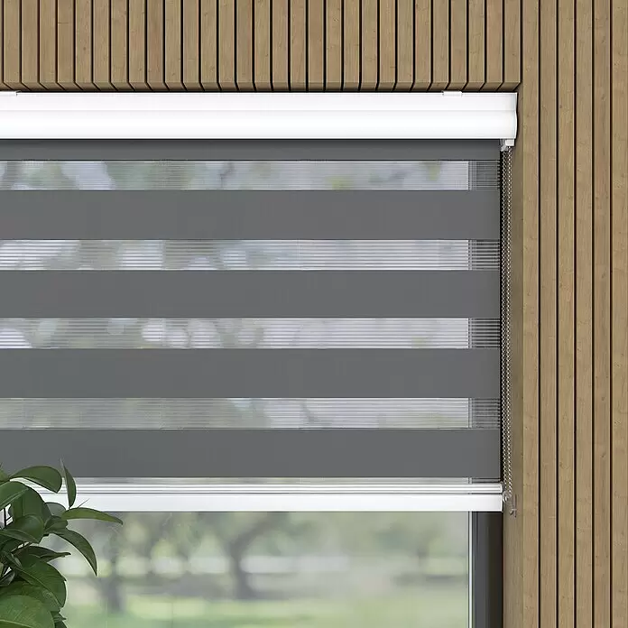 Expo Ambiente Doppelrollo mit Kassette - B x H: 40 x 175 cm, Grau, Tageslichtdurchlässig - Grau-weiß gestreiftes Doppelrollo an einem Fenster, neben einer Holzlamellenwand.