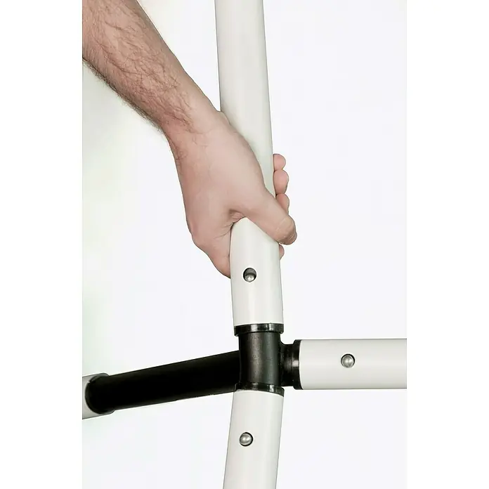La Siesta Hängemattengestell Nautico Single Size - L x B x H: 310 x 90 x 115 cm, Stahl - Ein Mann hält ein weißes Rohr, das an einem schwarzen Verbinder befestigt ist. Das Produkt besteht aus Kunststoff und Metallstiften.