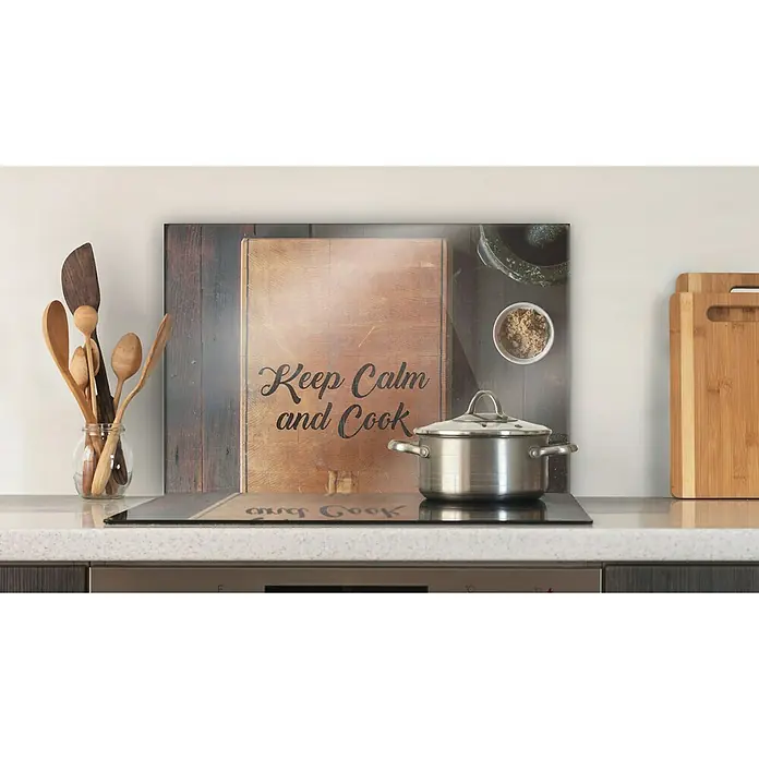 CUCINE Küchenrückwand - Keep Calm and Cook, 60 x 40 cm, Stärke: 6 mm, Einscheibensicherheitsglas (ESG) - Eine Küchenrückwand mit dem Aufdruck "Keep Calm and Cook" ist hinter einem Kochtopf auf einem Herd platziert, neben Holzlöffeln und Schneidebrettern.