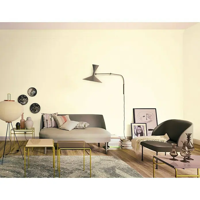 SCHÖNER WOHNEN-Farbe Wandfarbe Trendfarbe - Cashmere, Matt, 1 l, Konservierungsmittelfrei - Wohnzimmer mit modernem grauen Sofa, Sesseln und Beistelltischen auf einem grauen Teppich. Eine Stehlampe beleuchtet den Raum.