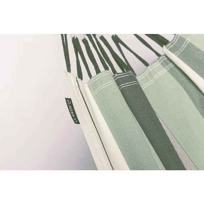 La Siesta Hängematte Modesta - L x B: 350 x 160 cm, Olive, Double - Nahaufnahme einer La Siesta Hängematte mit grünen Streifen und Aufhängeschnüren, ideal zum Entspannen im Garten.