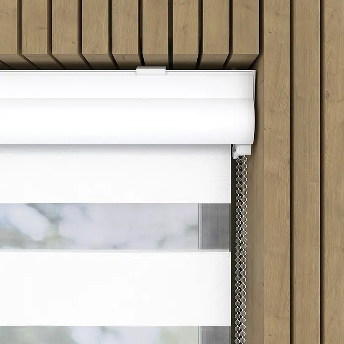 Expo Ambiente Doppelrollo mit Kassette - B x H: 120 x 175 cm, Weiß, Verdunkelnd - Nahaufnahme einer weißen Doppelrollo vor einer Holzwand, die ein modernes und stilvolles Fensterdekor zeigt.