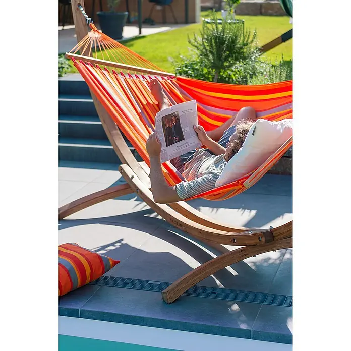 La Siesta Stabhängematte Alisio - L x B: 350 x 160 cm, Toucan, Double - Entspannung pur: Ein Mann liest in einer farbenfrohen La Siesta Hängematte mit Holzgestell in seinem Garten eine Zeitung.