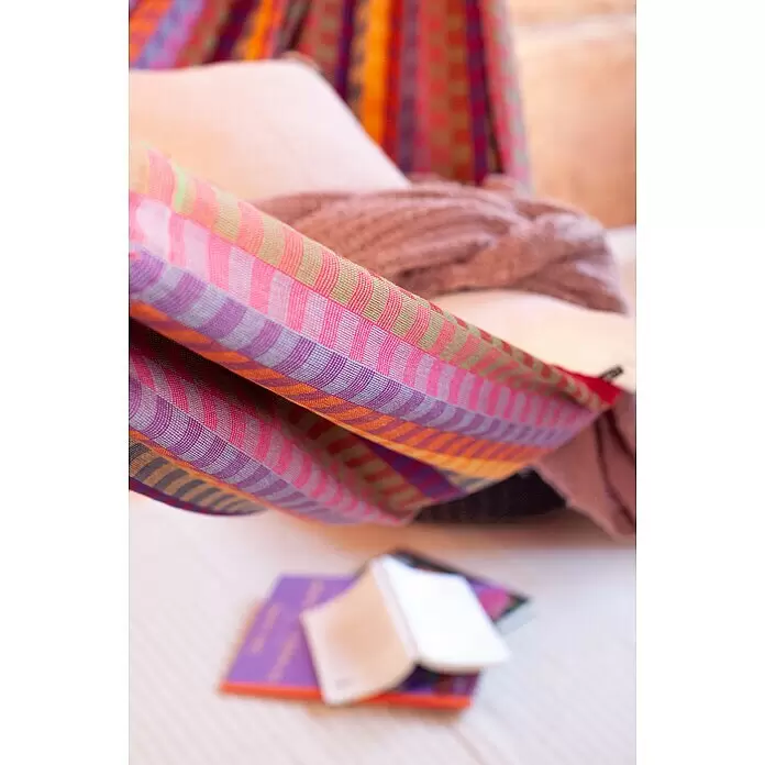 La Siesta Doppelhängematte Flora - L x B: 350 x 160 cm, Flowers, Ausführungseigenschaft: Double - Buntes gewebtes Textil mit leuchtenden Streifen in Rosa, Lila, Orange und Grün, sanft drapiert.