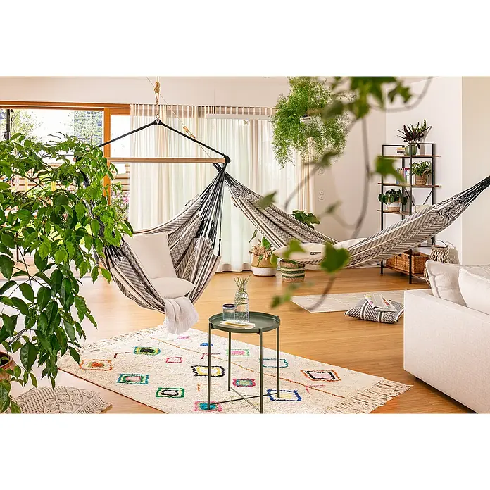 La Siesta Doppelhängematte Flora - L x B: 350 x 160 cm, Zebra, Ausführungseigenschaft: Double - Einladendes Wohnzimmer mit Hängehmatten und viel Grün. Die Hängehmatten bieten einen entspannten Rückzugsort in diesem hellen und freundlichen Raum.