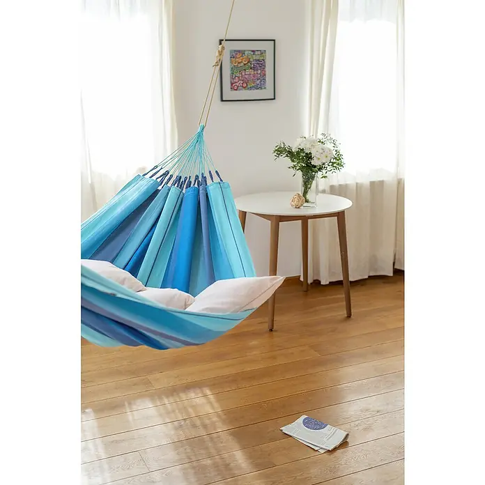 La Siesta Hängematte Modesta - L x B: 300 x 140 cm, Lagoon, Single - Einladende Hängematte mit blauen Streifen und weichen Kissen, perfekt für entspannte Stunden im Innenbereich.