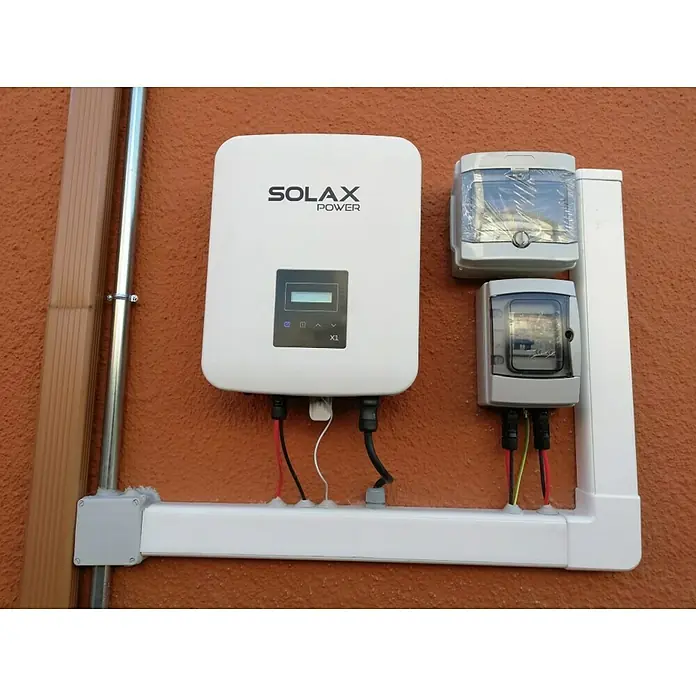 Inversor X1 Boost - 5 kW, L x An x Al: 14,3 x 43 x 34,15 cm - Unidad Solax Power X1 con inversor e instalación eléctrica asociada en una pared. Energía limpia y tecnología moderna.