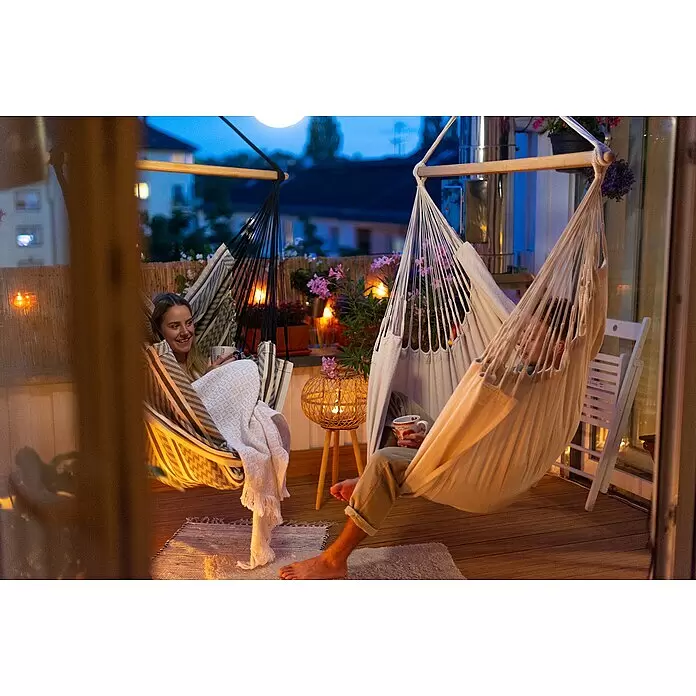 La Siesta Hängesessel Habana Comfort - L x B x H: 180 x 115 x 160 cm, Zebra - Zwei Personen entspannen in bequemen Hängesesseln auf einem gemütlichen Balkon in der Abenddämmerung.