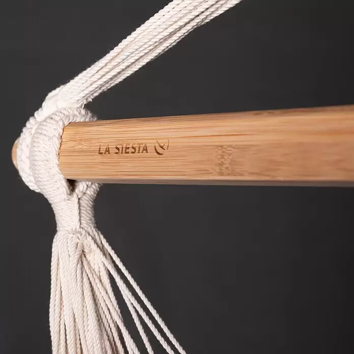 La Siesta Hängesessel Domingo Basic - L x B x H: 140 x 90 x 145 cm, Sea Salt - Nahaufnahme eines hellbraunen Holzspreizstabs mit weißen Seilen, versehen mit dem „LA SIESTA“-Branding.