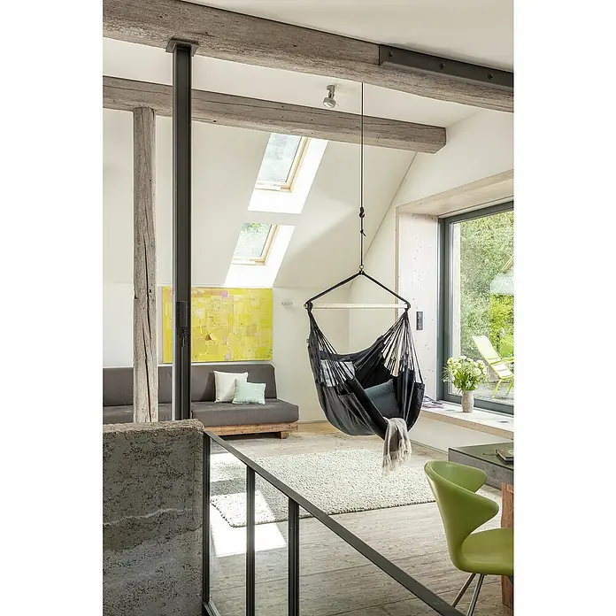 La Siesta Hängesessel Habana Comfort - L x B x H: 180 x 115 x 160 cm, Onyx - Gemütliches Wohnzimmer mit schwebendem Sessel. Der schwarze Hängesessel ist der Blickfang in diesem hellen, modern eingerichteten Raum.