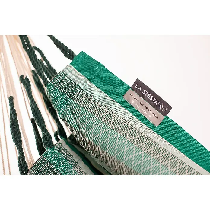 La Siesta Hängesessel Habana Comfort - L x B x H: 180 x 115 x 160 cm, Agave - Nahaufnahme einer La Siesta Hängematte in Grün- und Weißtönen mit gewebter Textur und Etikett, das auf kolumbianische Herstellung hinweist.