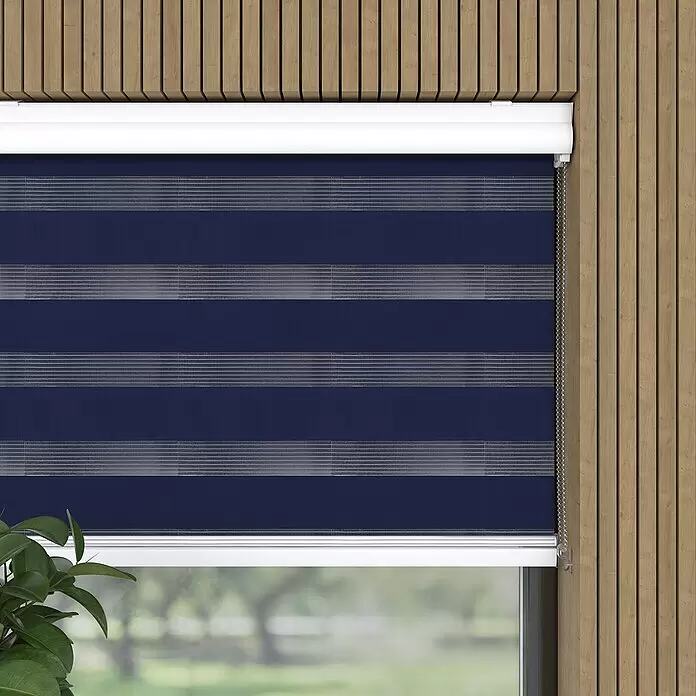 Doppelrollo mit Kassette - B x H: 60 x 175 cm, Blau - Marineblauer und transparenter gestreifter Zebra-Rolladen im Fenster, neben einer Holzlamellenwand.