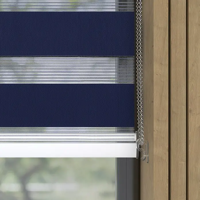 Doppelrollo mit Kassette - B x H: 60 x 175 cm, Blau - Nahaufnahme von modernen, marineblauen Doppelrollos mit Kettenzug zur einfachen Bedienung und Regulierung des Lichteinfalls.