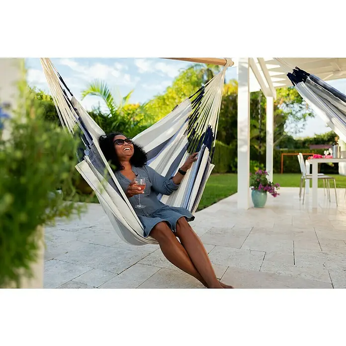 La Siesta Hängesessel Domingo Kingsize - L x B x H: 210 x 130 x 170 cm, Sea Salt - Entspannt im Hängesessel: Eine stilvolle, gestreifte Hängematte mit Spreizstab bietet Komfort im Freien. Ideal für Garten und Terrasse.