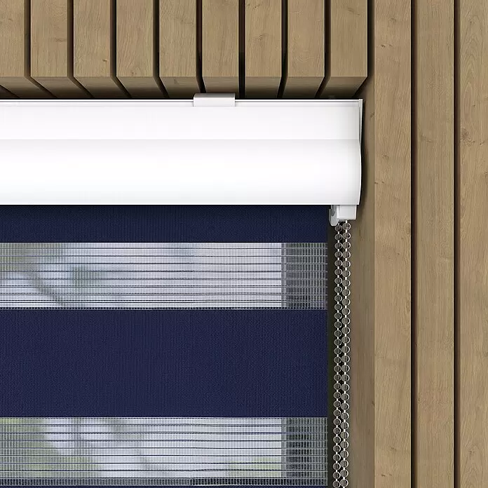 Doppelrollo mit Kassette - B x H: 60 x 175 cm, Blau - Dunkelblau-weiß gestreiftes Duo-Rollo an einer Holzlamellenwand.