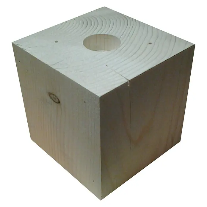 Portavelas - Madera, Natural - Primer plano de un bloque de madera clara con un agujero en el centro. La madera muestra una veta clara y pequeños nudos.