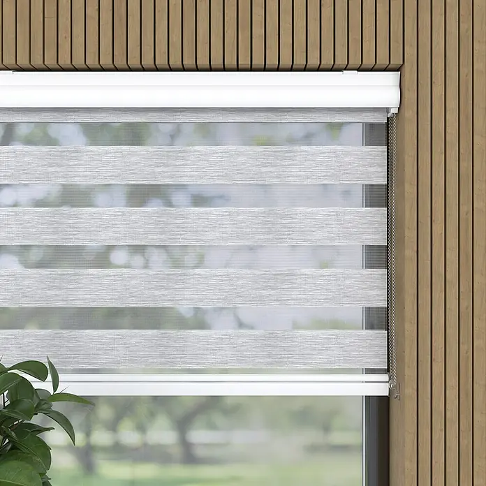 Doppelrollo mit KassetteB x H: 90 x 175 cm, Hellgrau - Ein grauer, horizontal gestreifter Doppelrollladen vor einem Fenster mit Holzpaneelen bietet Lichtfilterung und Privatsphäre.